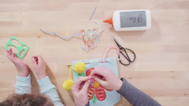 Niña Aprendiendo Coser Con Kit Costura Artesanal Para Niños — Vídeos de Stock