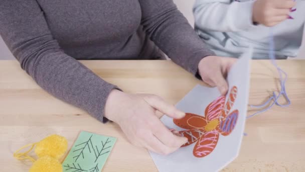 Niña Aprendiendo Coser Con Kit Costura Artesanal Para Niños — Vídeos de Stock