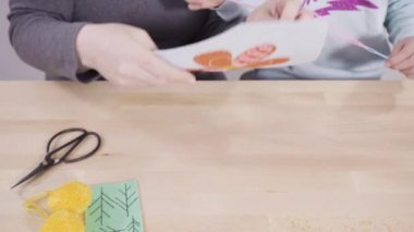 Küçük kız dikiş setiyle dikiş dikmeyi öğreniyor..