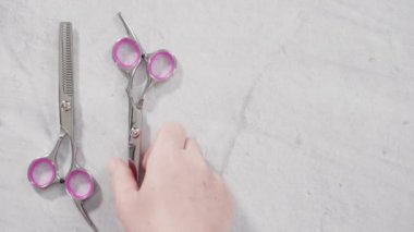 Koronavirüs salgını için dikiş makinesiyle pamuk yüz maskesi dikiyorum..