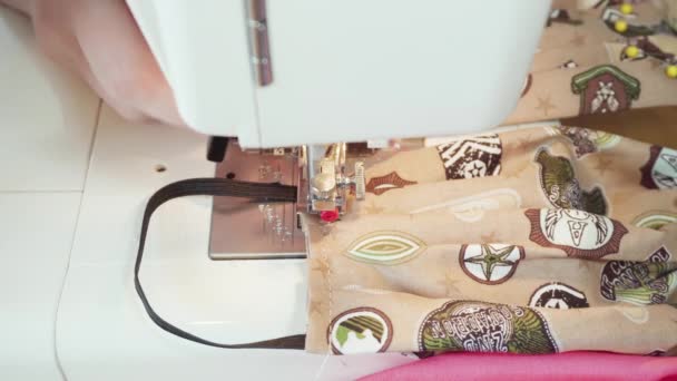 Baumwollgesichtsmaske Mit Nähmaschine Für Coronavirus Ausbruch Nähen — Stockvideo