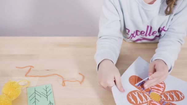 Niña Aprendiendo Coser Con Kit Costura Artesanal Para Niños — Vídeo de stock