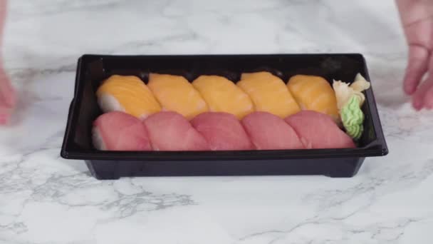 Ett Platt Ligg Färdigförpackad Sushi Plastbricka — Stockvideo