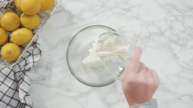 Limonlu kek hamurunu fırında pişirmeye hazır hale getirmek..