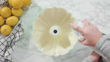 Limonlu kek hamurunu fırında pişirmeye hazır hale getirmek..