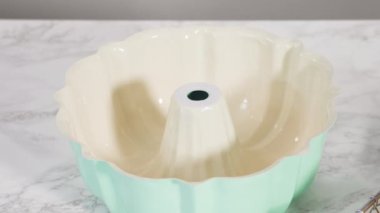 Limonlu kek hamurunu fırında pişirmeye hazır hale getirmek..