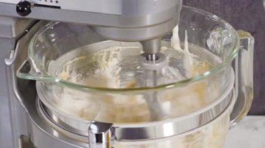 Limonlu kek hamurunu fırında pişirmeye hazır hale getirmek..