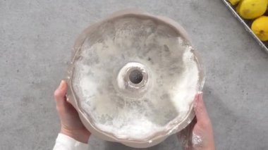 Limonlu kek hamurunu fırında pişirmeye hazır hale getirmek..