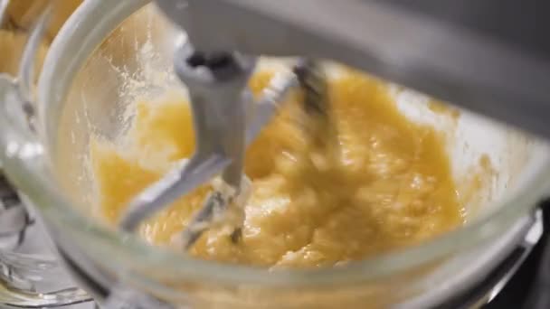 焼き菓子パンにレモンポンドケーキ生地を作る準備ができて — ストック動画