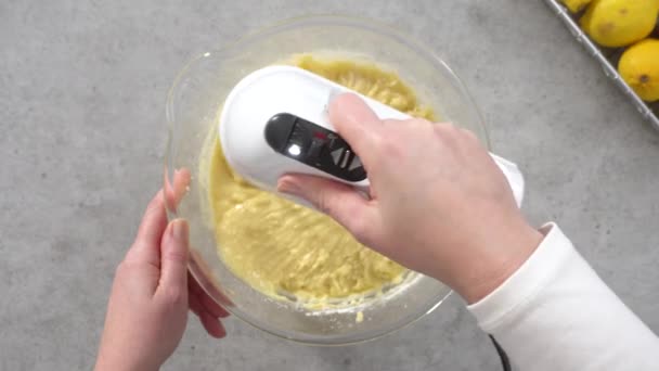 Tvorba Lemon Libra Koláč Těsto Pečení Svazek Pánve Připraven Pečení — Stock video