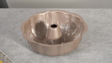 Limonlu kek hamurunu fırında pişirmeye hazır hale getirmek..