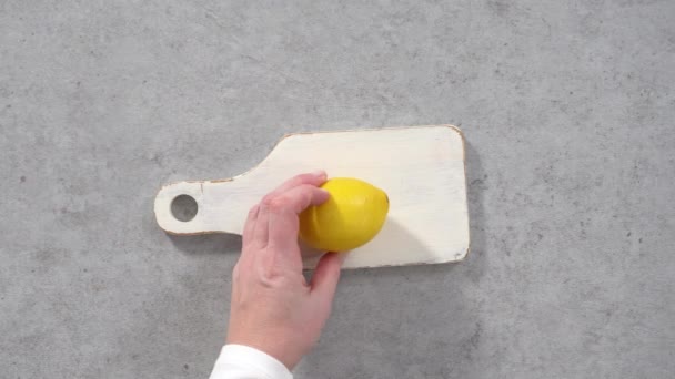 Membuat Adonan Kue Lemon Pound Dalam Panci Roti Siap Dipanggang — Stok Video