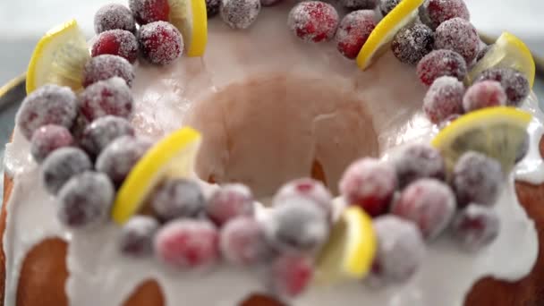 Herstellung Von Schokolade Bündel Kuchen Mit Schokolade Zuckerguss Und Frischen — Stockvideo