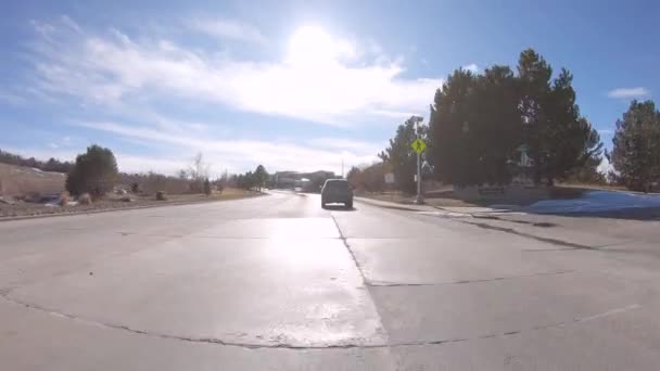 Conducir Por Las Típicas Carreteras Rurales Pavimentadas América Suburbana — Vídeos de Stock