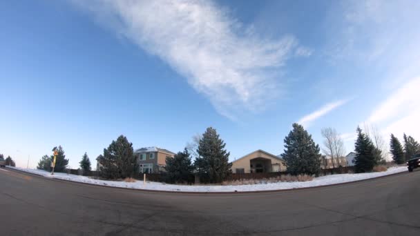 美国科罗拉多州丹佛 2020年1月12日 在美国郊区高档住宅区的典型铺面道路上开车 — 图库视频影像