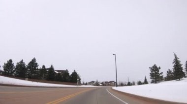 Amerika 'nın banliyölerinde tipik kaldırımlı yollarda araba sürmek.