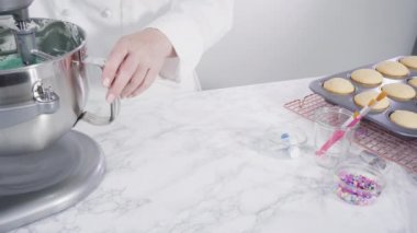 Deniz kızı vanilyalı çörekler, çikolata soslu deniz kızı kuyruğu..