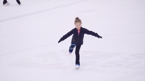 Mała Dziewczynka Ćwicząca Łyżwy Figurowe Krytym Lodowisku — Wideo stockowe