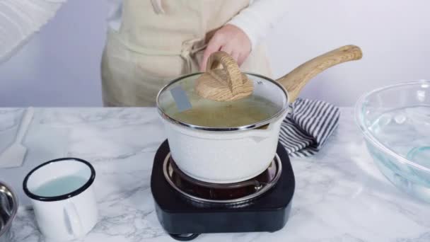 Karameliserende Suiker Steelpan Zelfgemaakte Lolly Maken — Stockvideo