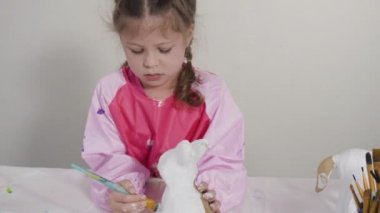 Küçük kız COVID-19 salgınında evde uzaktan öğrenim için sanat projesi üzerinde çalışıyor..