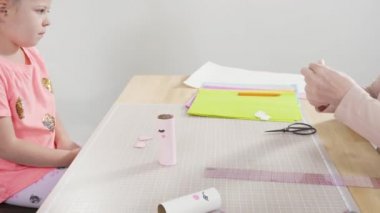 Çocuk kâğıtları. Kağıt hataları yaratmak için boş tuvalet kağıtlarını akrilik boyayla boyamak..