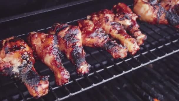 Grilování Bbq Kuřecí Stehna Venkovním Plynovém Grilu — Stock video