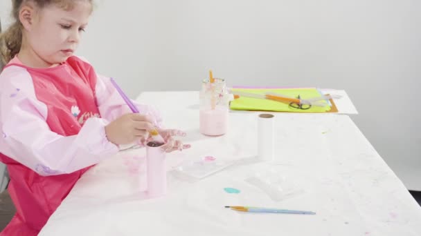 Papelería Para Niños Pintar Rollos Papel Higiénico Vacíos Con Pintura — Vídeo de stock