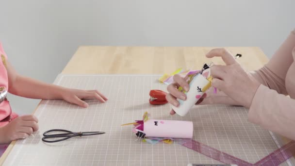 Детская Бумажная Работа Рисование Пустых Рулонов Туалетной Бумаги Акриловой Краской — стоковое видео