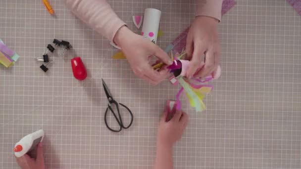 아이들은 종이로 뗏목입니다 화장지에 아크릴 페인트를칠 벌레를 만든다 — 비디오