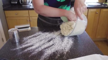 Konut mutfağında mayalı Fransız ekmeği pişiriyorum..