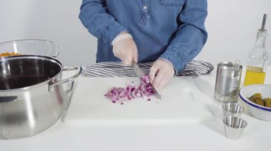 Salata için beyaz bir kesme tahtasıyla sebze doğramak..