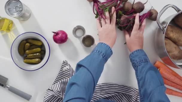 Gemüse Auf Einem Weißen Schneidebrett Für Vinaigrette Salat Schneiden — Stockvideo