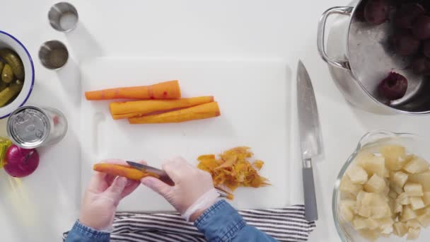 在白色的切菜板上切蔬菜做醋曲菜沙拉 — 图库视频影像