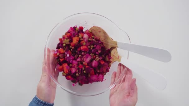 Memotong Sayuran Pada Papan Potong Putih Untuk Salad Vinaigrette — Stok Video