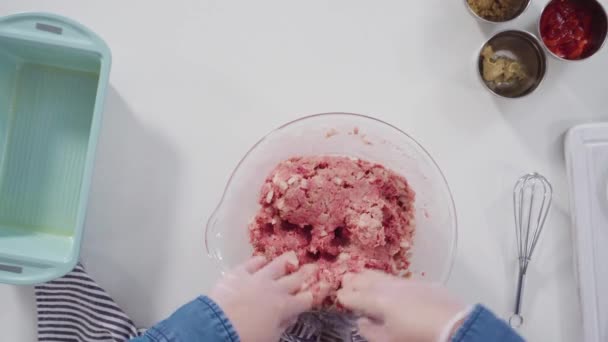 用玻璃杯搅拌牛肉肉饼配方中的配料 — 图库视频影像