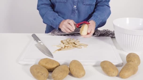 Het Snijden Van Russet Aardappelen Partjes Hout Snijplank Bakken Oven — Stockvideo