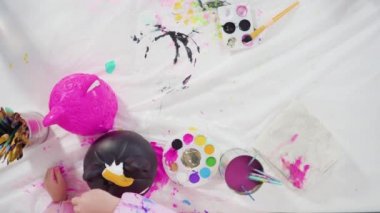 Düz yatıyordu. Cadılar Bayramı için akrilik boyalı balkabağı boyama.