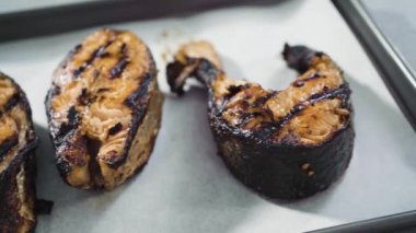 Tahtada çiftlik somonu bifteği yapıyorum..