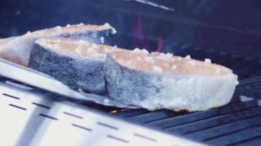 Tahtada çiftlik somonu bifteği yapıyorum..