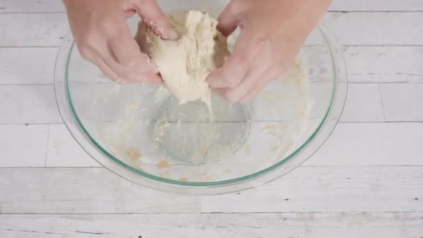 Ανάμιξη Ζύμης Ψωμιού Ένα Αυτόνομο Μίξερ Κουζίνας Για Ψήσετε Πατριωτικές — Αρχείο Βίντεο