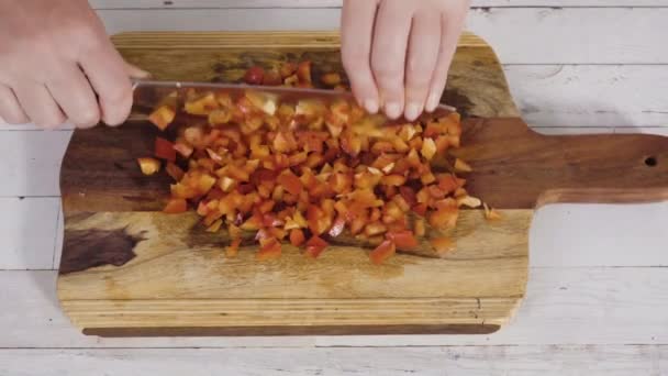 Bio Paprika Auf Einem Holzschneidebrett Hacken — Stockvideo