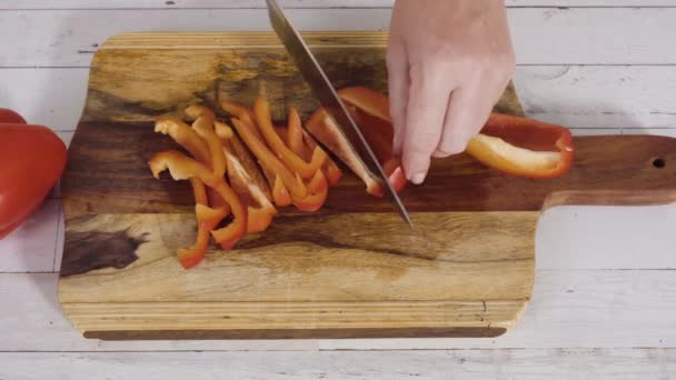 Sekání Organické Červené Papriky Dřevěné Řezací Desce — Stock video