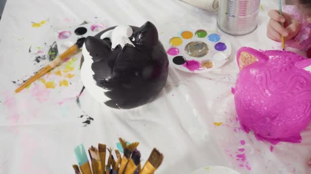 Ett Platt Ligg Målning Hantverk Pumpa Med Akrylfärg För Halloween — Stockvideo