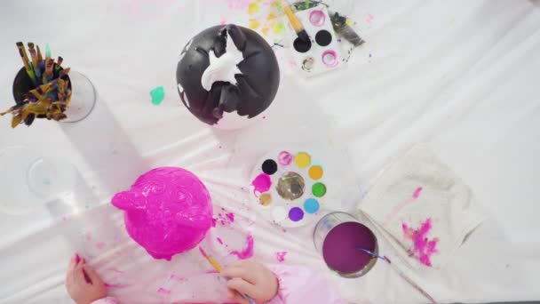 Plat Gelegd Schilderen Ambachtelijke Pompoen Met Acrylverf Voor Halloween — Stockvideo