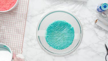 Adım adım. Düz yatıyordu. Soğutmak için kek tepsisinden taze kek katmanları çıkarılıyor..