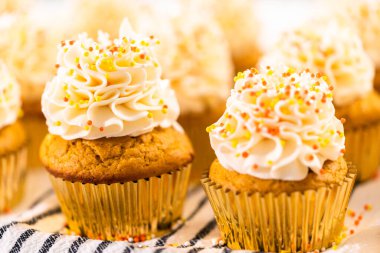 İtalyan tereyağı kreması ve serpiştirilmiş balkabağı baharatlı kek..