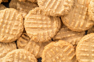 Bir yığın taze fıstık ezmeli kurabiye..