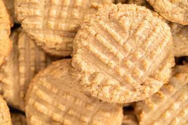 Bir yığın taze fıstık ezmeli kurabiye..