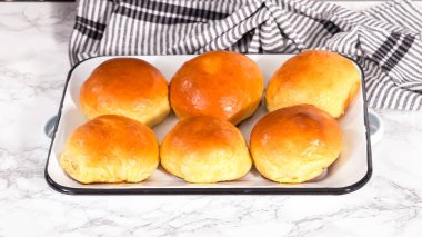 Adım adım. Taze pişmiş çörekler metal servis tepsisinde.