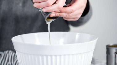 Konserve açacağıyla konserve fasulye açıyorum..